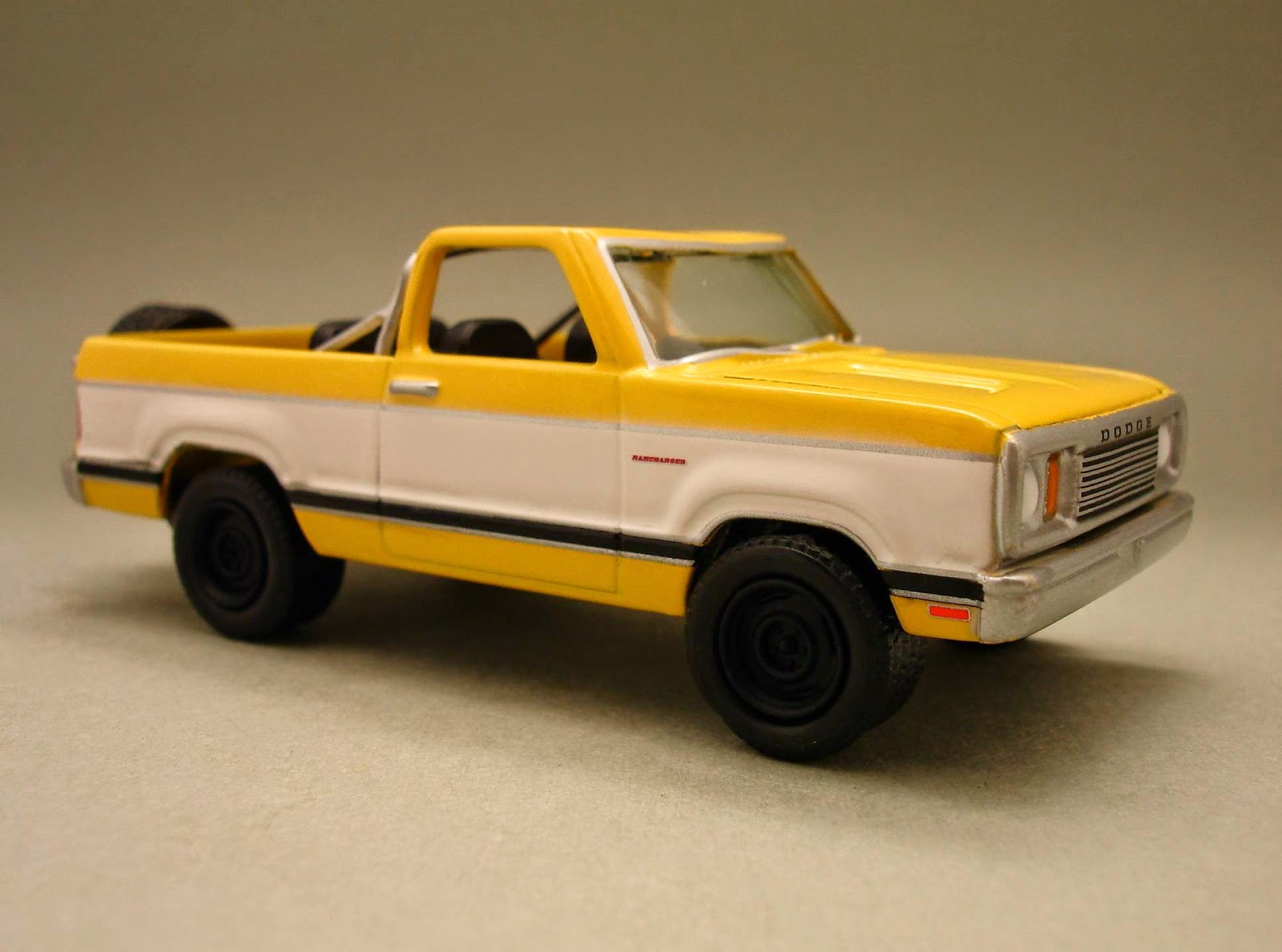 Diecast Hobbist 1977 Dodge Ramcharger