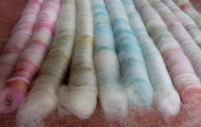 http://3.bp.blogspot.com/-z3ZinO7NtCY/US0ktRbcUpI/AAAAAAAADGI/Rozed0SeMxI/s400/01+--+Beautiful+silk&amp;wool+rolags.JPG