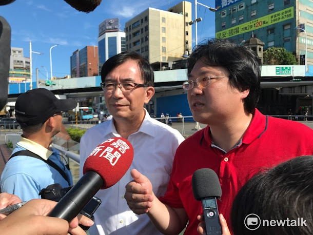 基隆市長林右昌(左)今(19)日陪同行政院政務委員吳宏謀(右)視察基隆。 基隆市長林右昌(左)今(19)日陪同行政院政務委員吳宏謀(右)視察基隆。
