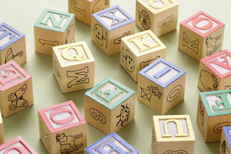 bloques de madera con letras