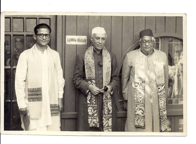 Indian+physicist+Satyendra+Nath+Bose+(Right)+with+Prime+Minister+of+India+Jawaharlal+Nehru+(Middle)+and+Professor+Khitish+Roy+(Curator,+Rabindra+Bhavana)+-+Shantiniketan,+West+Bengal+1958+b