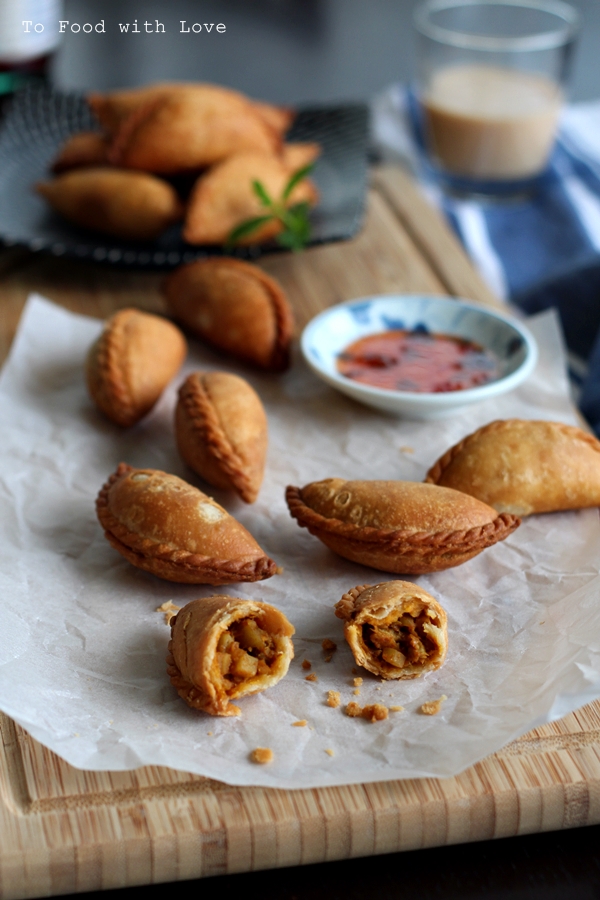 To Food with Love: Crispy Deep-Fried Chicken Curry Puffs