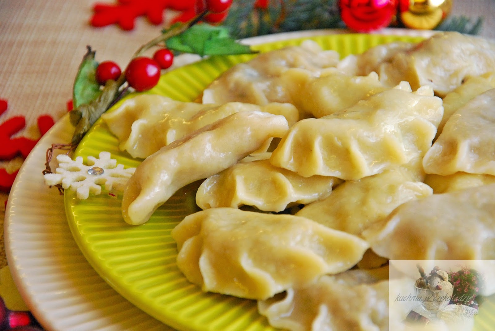 kuchnia w czekoladzie: Wigilijne pierogi z kiszoną kapustą i grzybami