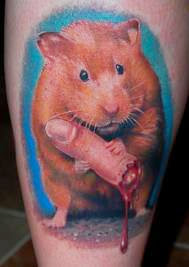 tatuaje de hamster agarrando un dedo ensangrentado
