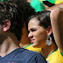 Bruna Marquezine empurra torcedor após ele soltar um pum