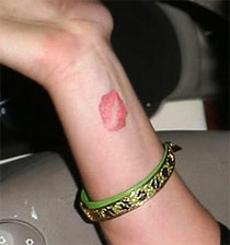 http://3.bp.blogspot.com/-z8Kt7v8XQSI/TdJw35fnOII/AAAAAAAAFUk/NaZSwlHv8zk/s1600/britney-spears-lips-tattoo.jpg