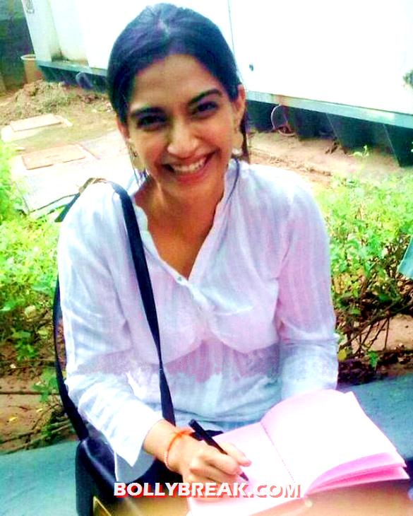 Sonam Kapoor Sonam Kapoor - Sonam Kapoor Real Life Pics - spotted with fans in Delhi