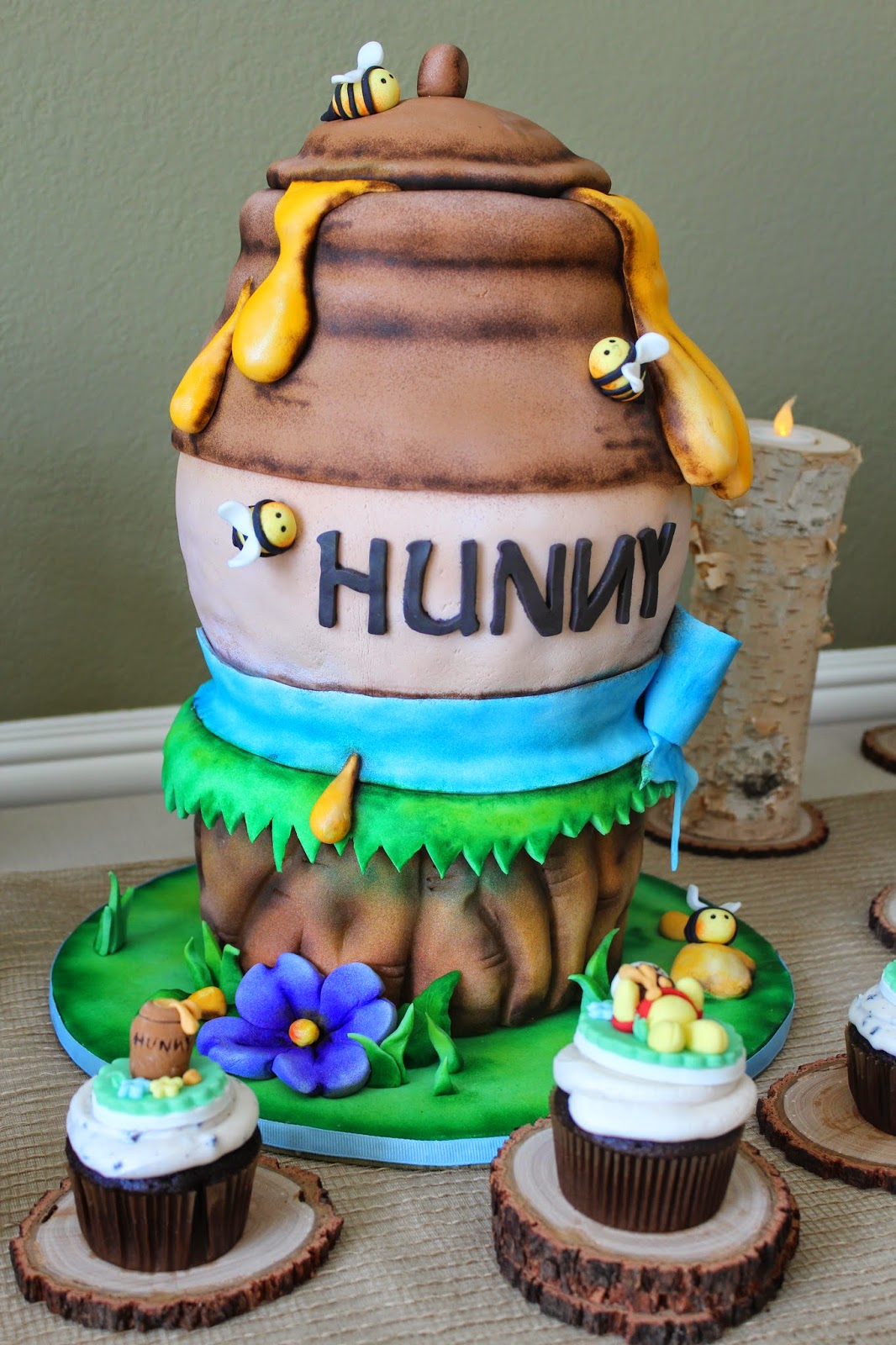 Kelli's Kakez Winne the Pooh Honey Pot Cake