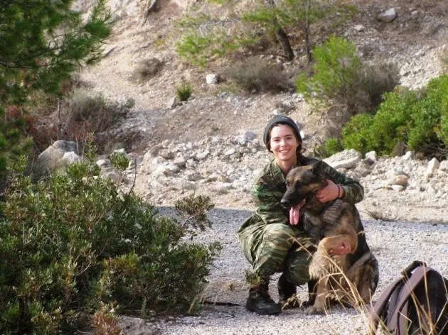 Στρατιωτικοί κήδεψαν το σκύλο του τάγματος με στρατιωτικές τιμές!