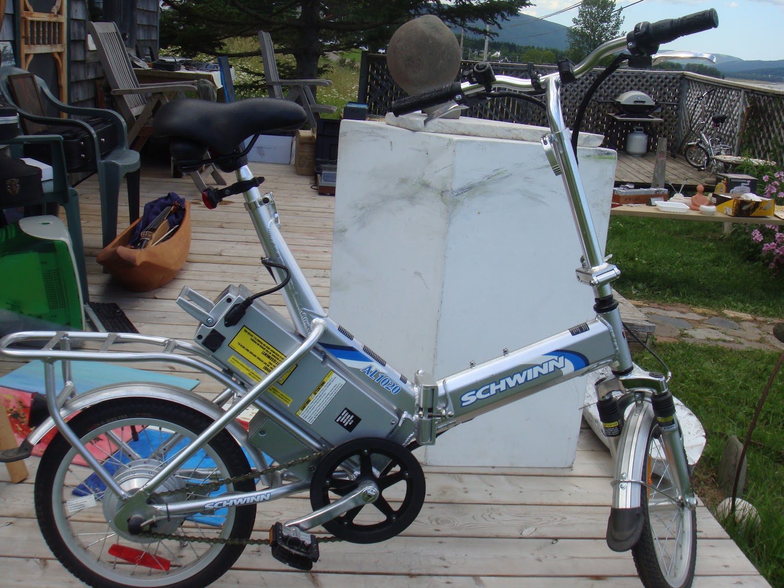 schwinn folding electric bike