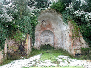 Ninfeo luogo, grotta, fonte , posto dedicato dagli antichi alle ninfe