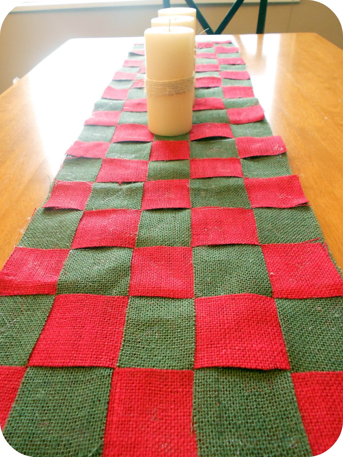 Christmas Burlap Checkered Table Runner Tutorial / Six Sisters' Stuff