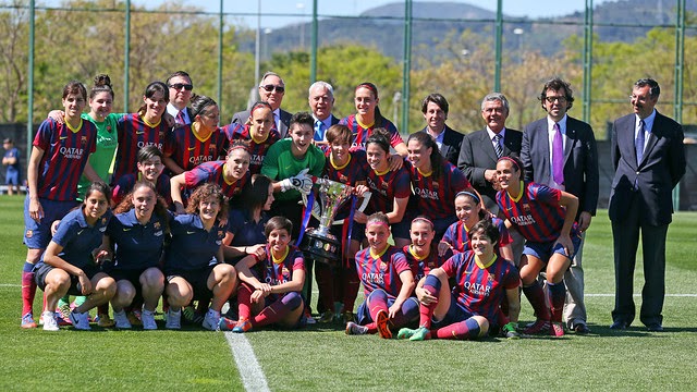 El Barça posa con la copa de la liga que dominó de principio a fin El Barça posa con la copa de la liga que dominó de principio a fin