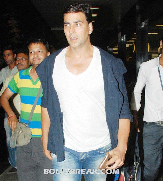 Akshay in a relaxed look - (5) -  Celebrities @ airport