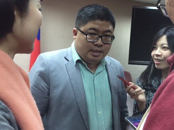 針對台中監獄不准前總統陳水扁在感恩餐會中上台致詞一事,民進黨立委蔡易餘感到遺憾,不過他說,陳水扁可能會用網路直播方式,向大家致謝。 針對台中監獄不准前總統陳水扁在感恩餐會中上台致詞一事,民進黨立委蔡易餘感到遺憾,不過他說,陳水扁可能會用網路直播方式,向大家致謝。