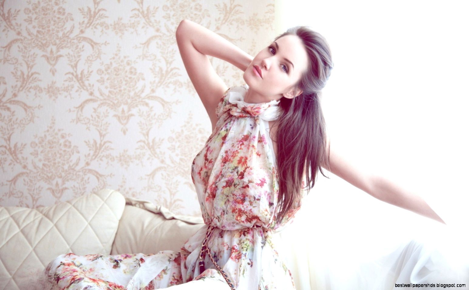 Beautiful Girl Dress Fashion Sofa Light Window Photo HD Wallpaper Beautiful Girl Dress Fashion Sofa Light Window Photo HD Wallpaper