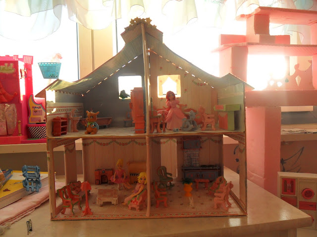 Puppenhaus Tapete Kinderzimmer : das Puppenhaus, so wie es die Kinder angemalt haben (ca. 2 – 3 Puppenhaus Tapete Kinderzimmer : das Puppenhaus, so wie es die Kinder angemalt haben (ca. 2 – 3