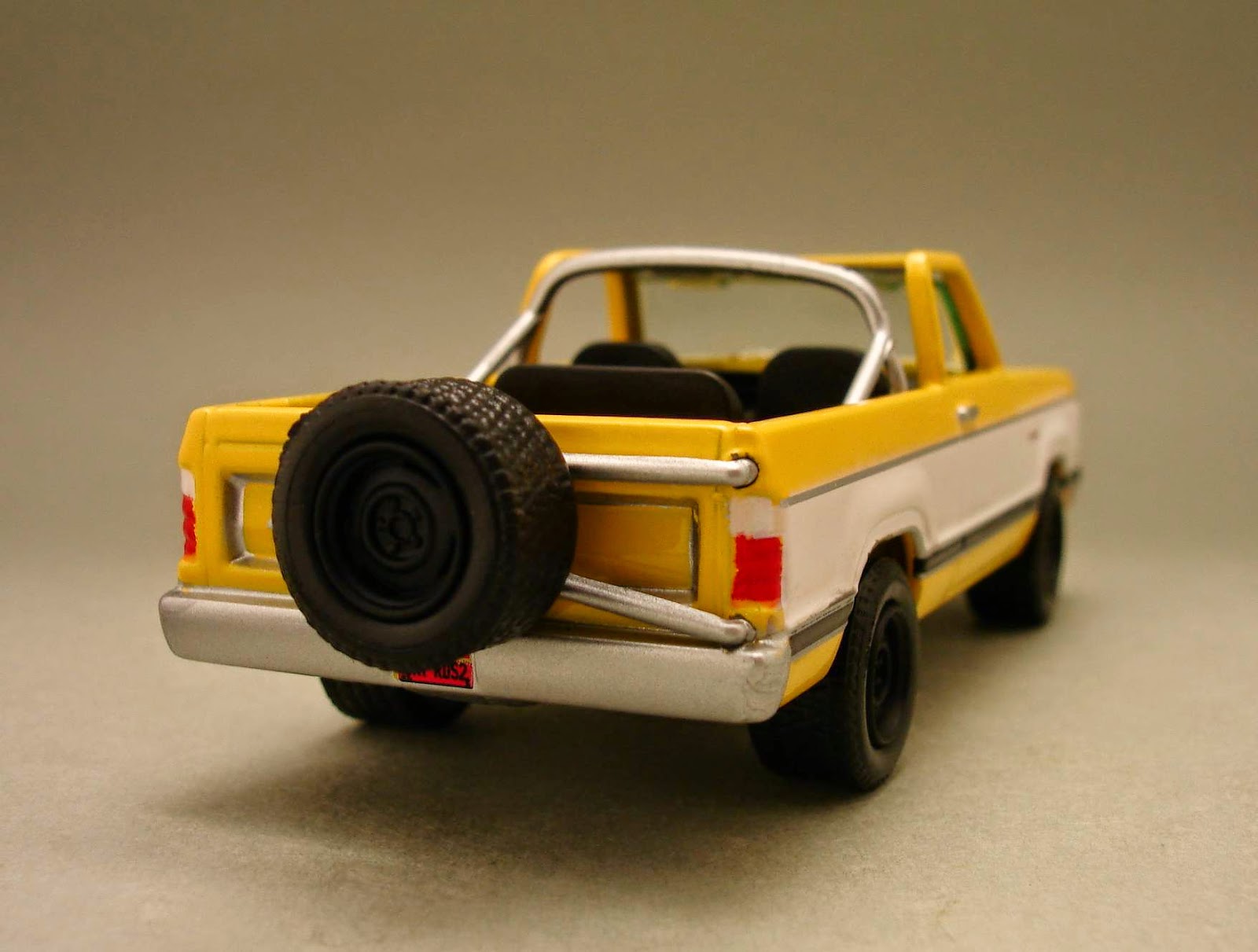 Diecast Hobbist 1977 Dodge Ramcharger