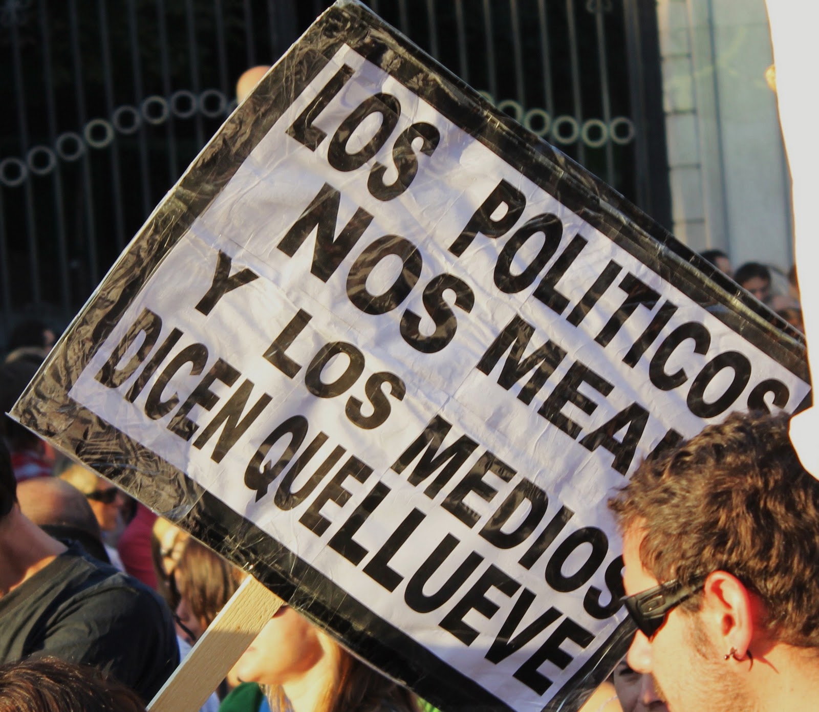 Los políticos nos mean y los medios dicen que llueve