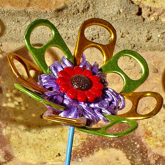 Upcycling: flores feitas com lacres de latinhas