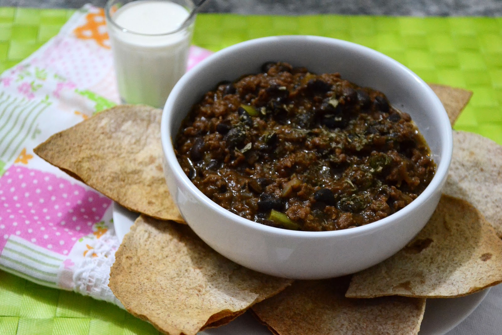 Comida mexicana chili com carne / sour cream