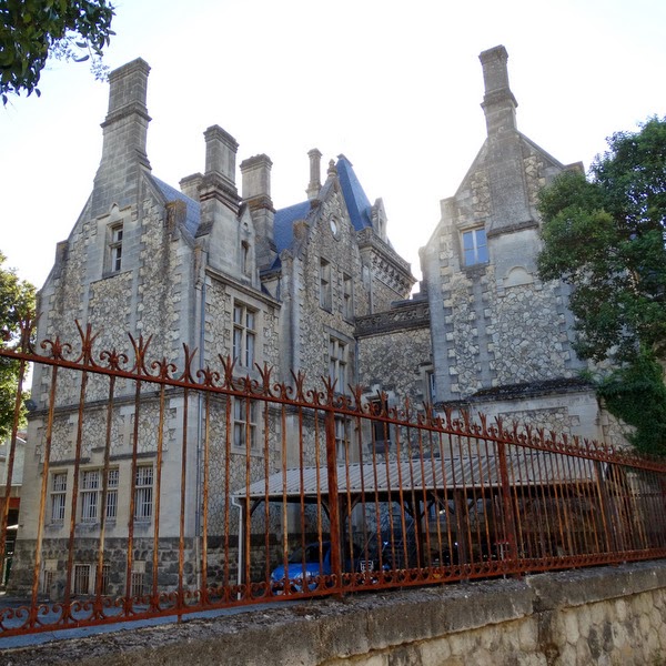 Exshaw’s mansions little Britain in Bordeaux and CussacFortMédoc