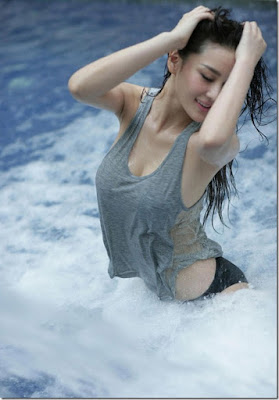 Viann Zhang Xin Yu sexy photos in pool