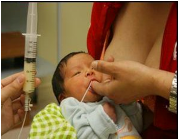 Un pequeño pecho de por el sueño en el vientre