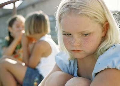 imagem de uma criança vítima de bullying imagem de uma criança vítima de bullying