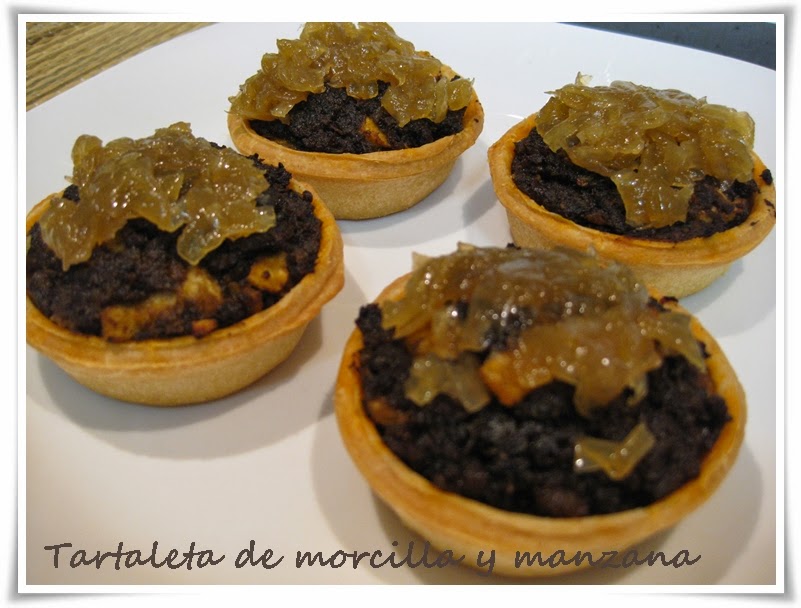 Las cosas de Maku: TARTALETA DE MORCILLA Y MANZANA