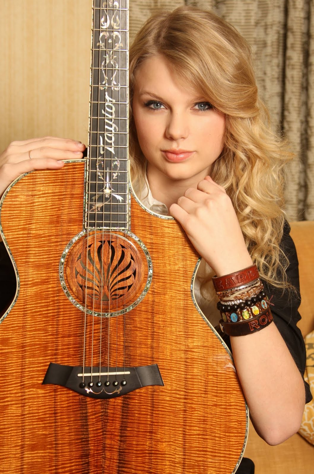 http://3.bp.blogspot.com/-zU9Wg5VqJj0/USx4mgAdWII/AAAAAAAAEIo/yiWmhJ4VRzI/s1600/Taylor+Swift+With+Guitar.jpg