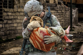 MAYOR MARK BIEGER ACUNANDO A FARAH. LA NIÑA MURIÓ EN SUS BRAZOS. MOSUL, IRAK (14/05/2005).