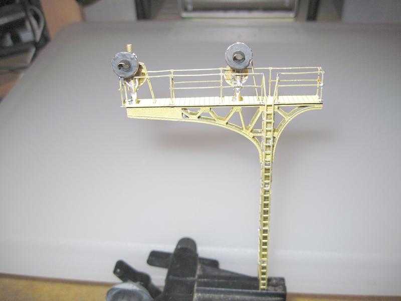 1 x HO OO scale LED Cantilever Signal Bridge tower double Tracks 2 directions 