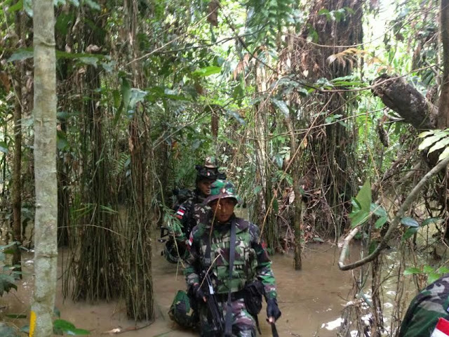Aksi Prajurit TNI Lintasi Medan Berat Untuk Cek Patok di Perbatasan RI-Papua Nugini