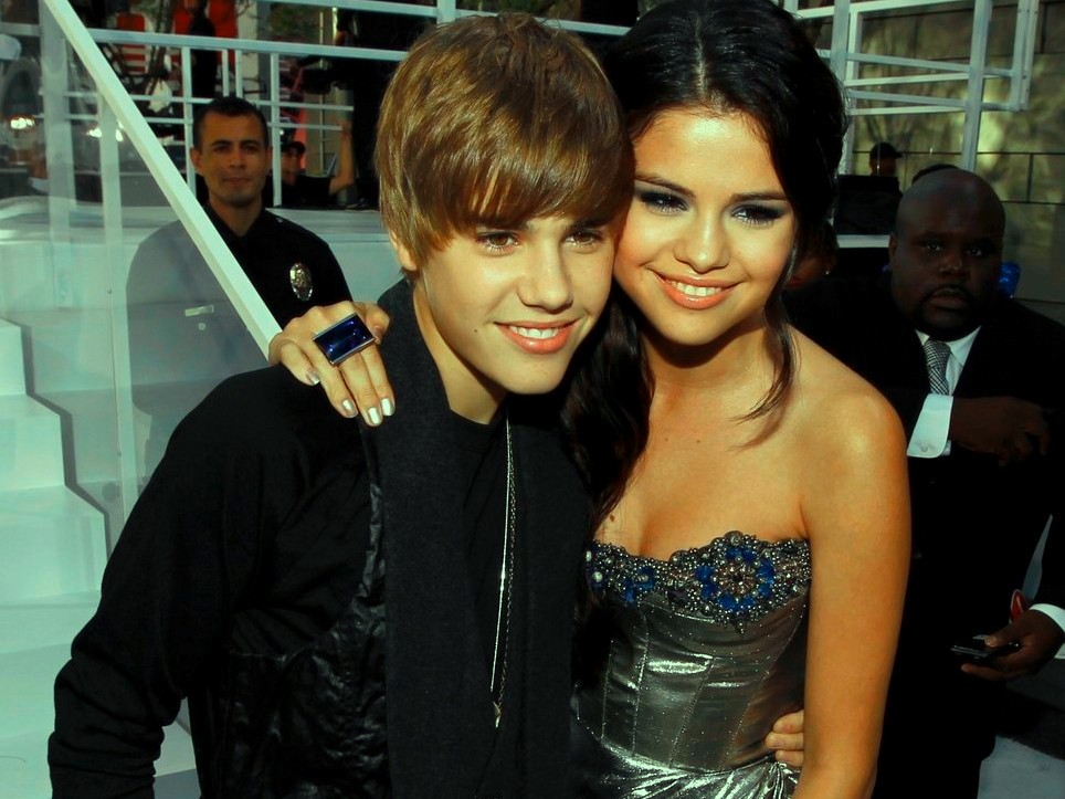 selena gomez and justin bieber kissing. justin bieber kisses selena