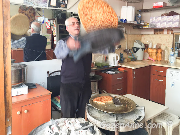 Yusuf Usta'nın künefe şovu, pankeke gibi künefeyi çevirirken, Çınaraltı künefe Antakya Hatay