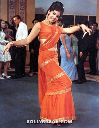 Mumtaz in Brahmachari in orange saree - (20) - Bollywood Actresses in Saree - Top 25 List