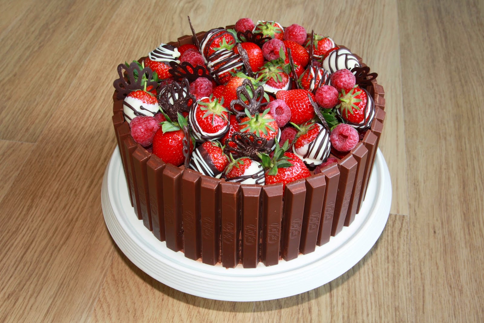 Kit Kat Cake With Chocolate Covered Strawberries Recipe Kit Kat Cake With Chocolate Covered Strawberries Recipe