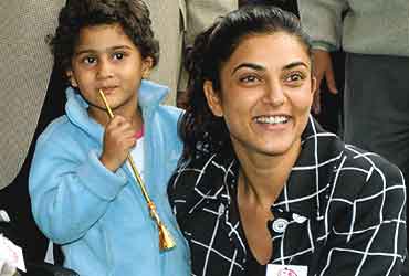 sushmita sen family photo sushmita sen childhood young age and family photos sushmita sen family photo sushmita sen childhood young age and family photos