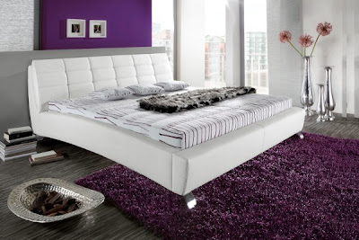 dormitorio con paredes violetas