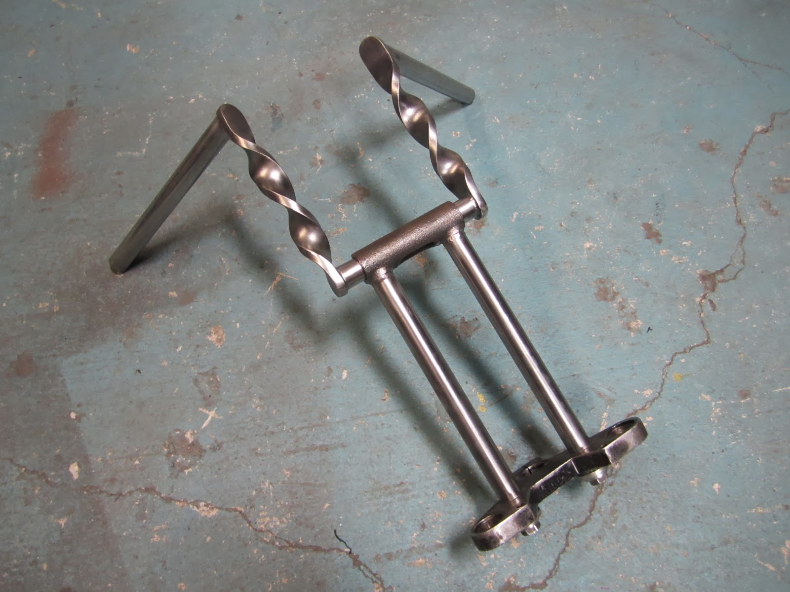 FRONT ST CYCLE Twisted Zee bars & Extended Cast HD risers