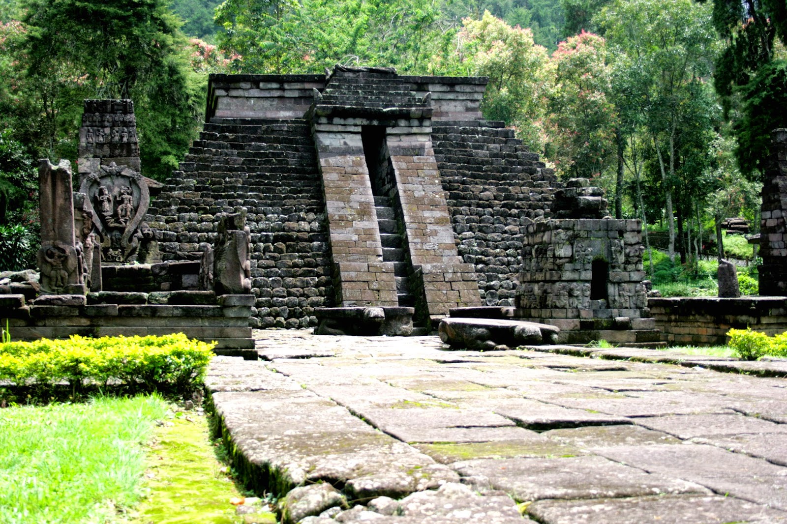 Candi Sukuh, Pesona Piramid di Pulau Jawa ~ Tempat Liburan Terbaik