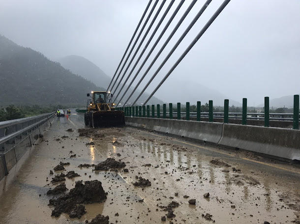 10月1日才剛通車的蘇花公路大南澳陸橋路段才過13就出狀況!蘇花公路大南澳陸橋於今天上午10時左右,疑似因運土車不慎,造成土石散落路面,除造成路面泥濘外,一些大大小小的石塊已影響行車安全,公路總局緊急前往清理。 10月1日才剛通車的蘇花公路大南澳陸橋路段才過13就出狀況!蘇花公路大南澳陸橋於今天上午10時左右,疑似因運土車不慎,造成土石散落路面,除造成路面泥濘外,一些大大小小的石塊已影響行車安全,公路總局緊急前往清理。