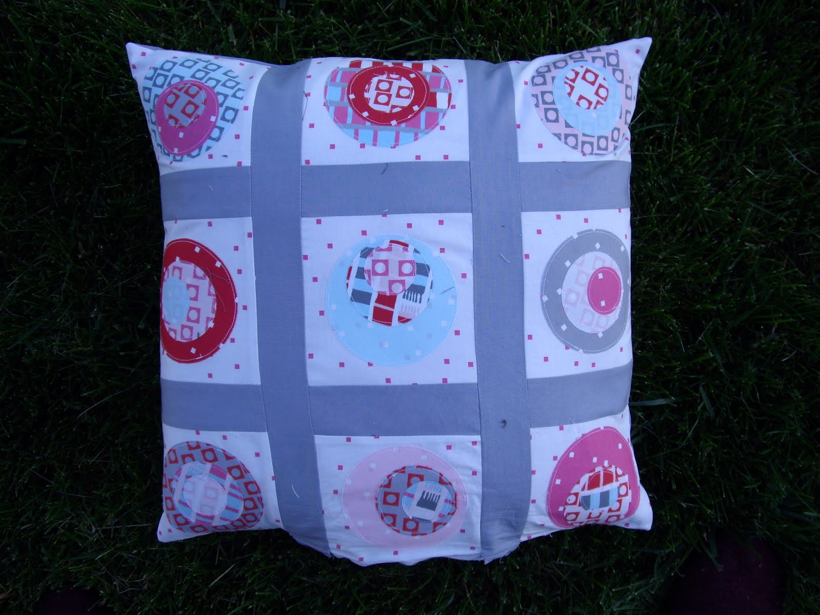 Material Girls Quilts Modern Circle Pillow tutorial