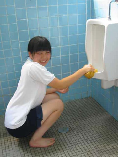 [Image: japanese_school_kids_wash_toilets_barehanded_06.jpg]
