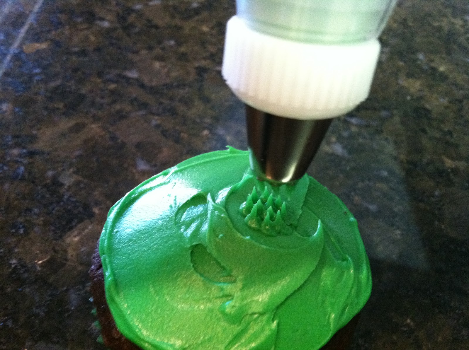 The Iced Queen Piping Grass for Football Cupcakes