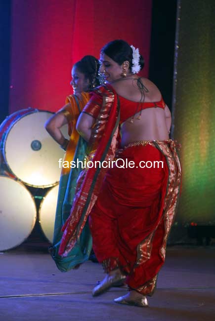 Vidya balan back Hot puc - (5) -  Vidya Balan does Lavani dance at Ranga Sharda HOT