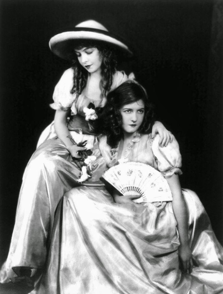 Amazing Historical Photo of Lillian Gish with Dorothy Gish in 1921 