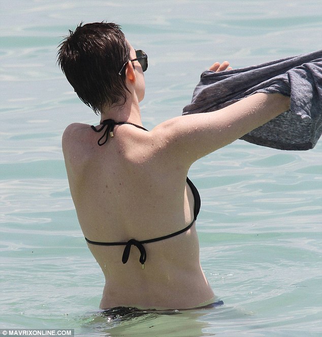 Anne Hathaway Hot Wallpaper: Anne Hathaway Bikini Body - Anne Hathaway Shor...