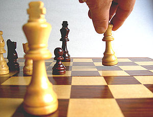 Um tabuleiro de xadrez com um jogo de xadrez e as palavras 'xadrez' nele